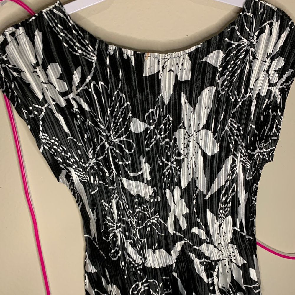 WRINKLE FOLD TEXTURE BLAND AND WHITE BLOUSE SIZE MEDIUM